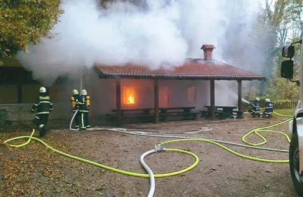 Ogenj je povsem uničil osrednji del ribiške koče
