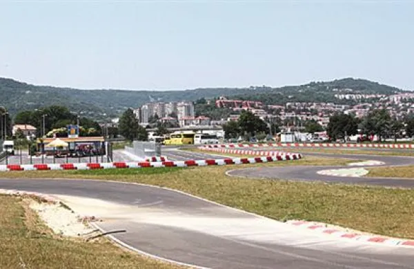 V ŠD Karting Koper napovedujejo, da bi lahko bencinske hlape na  stezi znova vonjali že v prihodnjih mesecih