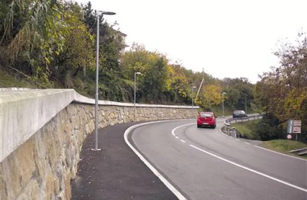 Nad podpornim zidom na trasi pločnika Jagodje-Belvedere bodo zgradili še drugo etažo, prav tako obloženo s peščenjakom
