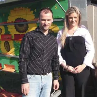 Lepše je delati v paru kot sam: Robert Ščuka s svojim dekletom Nino Rogelja. Ženske roke so lahko  neprecenljive tudi pri čebelah
