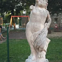 Glede na poškodbe tale kip  spominja na antične grške  kipe, ki štejejo dve tisočletji 
