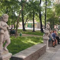 Vrsta kipov razmejuje asfaltirano parkirišče od nekdanjega baročnega parka