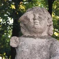 Kipu je nekdo odbil  glavo in  roko. Glavo so mu vrnili, roka pa se je izgubila.