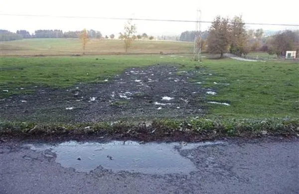 Gnojenje kmetijskih površin z gnojevko je sicer dovoljeno, vendar na predpisan način in ne v bližini vodotokov