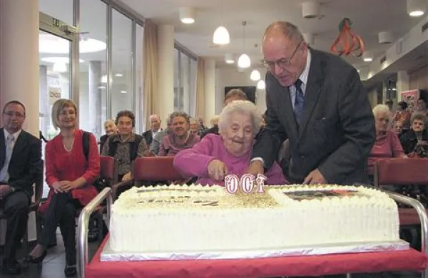 Karla je ob pomoči nečaka Klavdija Koloinija upihnila “sto svečk” na torti