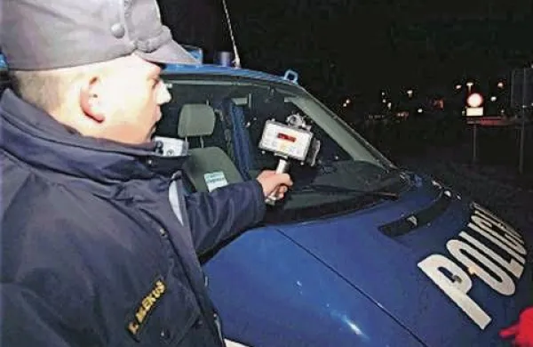 Policisti so se morali zelo potruditi, da so ustavili 28-letnega voznika. Fotografija je simbolična.