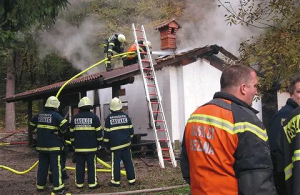 Gasilci so rešili kuhinjo, nadstrešek in plinohram, glavnemu delu koče pa ni bilo pomoči