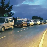 Ena od rešitev parkirnega kaosa bi bila, da bi bilo na cesti, kjer zdaj ponoči parkirajo stanovalci, parkiranje ob določenih urah dovoljeno
