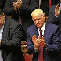 Grški finančni minister  Evangelos Venizelos in premier George Papandreu ploskata izglasovani zaupnici vladi