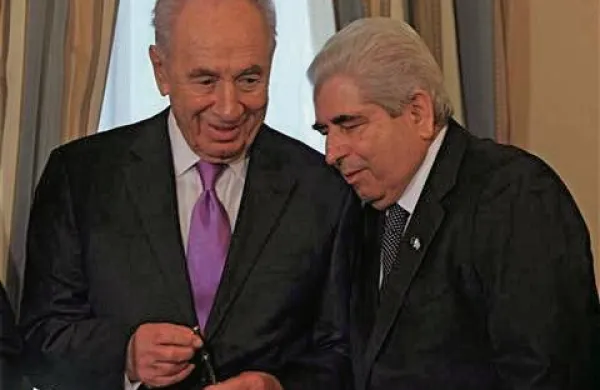 Izraelski predsednik Šimon Peres  (levo) napoveduje skorajšnji napad na Iran
