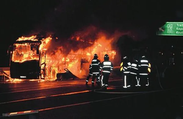 Na avtocesti med Razdrtim in Postojno je požar uničil  avtobus (Fotografija je simbolična)