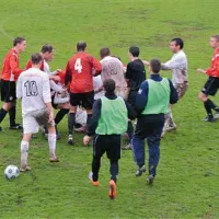 Dvoboj Brd (v rdečih dresih) in Izole je ponudil veliko spornih trenutkov  