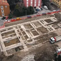 Pogled s ptičje perspektive na arheološko najdišče na Muzejskem trgu razkriva jasno tlorisno zasnovo nekdanjih stavb 