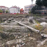 Kamniti vodni zbiralnik je razdvojil strokovnjake v kulturnem ministrstvu in v zavodu za varstvo kulturne dediščine. Prvi trdijo, da ga ni treba ohraniti, drugi takšni oceni ostro nasprotujejo.