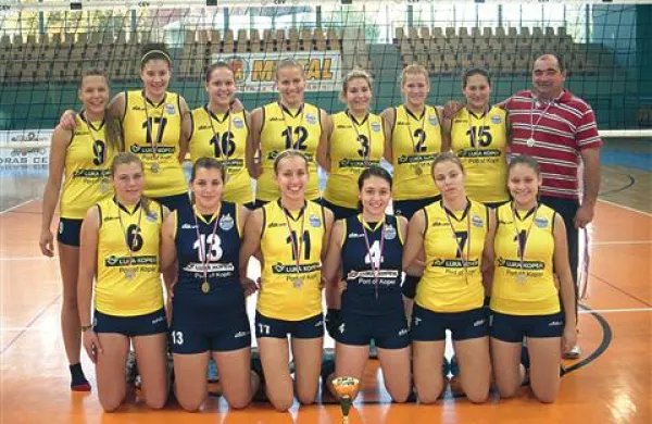Drugo mesto v DP so osvojile, od leve proti desni, stojijo:    Nina Lovšin, Tina Kaker, Karin Rodman, Tina Korošec, Tjaša Jančar, Arijana Lucas, Lana Jovič in trener Zdravko Jovič; klečijo: Nuša Ferlinc, Tia Cesar, Sara Hodžič, Sara Kušar, Dajana Lucas in Ana Pišot