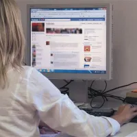 Nekateri so zasvojeni s spletnimi komunikacijami in računalniškimi igricami