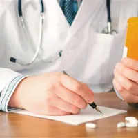 Prihodnje leto bodo lečeči zdravniki kroničnim bolnikom začeli predpisovati obnovljive recepte za zdravila