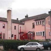 Skrb zbujajoče je, da ima mnogo  šol in vrtcev še vedno salonitno kritino, ki zaradi starosti vse bolj “cveti” in v ozračje sprošča azbestna vlakna. Tak je tudi stari  pivški vrtec (na fotografiji), iz katerega pa se bo del  otrok prihodnji mesec preselilo v novega, ki bo seveda  brez azbestne strehe.