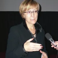 Dr. Metoda Dodič-Fikfak: “Glede na uporabo azbesta, ki je naraščala do 80. let, bo letno število rakavih obolenj zaradi izpostavljenosti azbestnim vlaknom naraščalo do leta 2025, ko naj bi bil dosežen vrh. Potem naj bi bolezni začele upadati.”