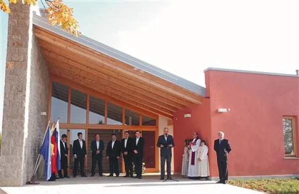Za vežico,  razširitev pokopališča in žarni zid so porabili  162.000, za obnovo “predturškega” zidu pa 20.000 evrov