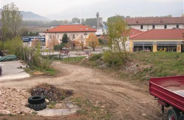 Nova cesta bi tekla mimo vrtca in VDC, a  ji župan in del svetnikov nasprotuje, zato o tem sploh niso odločali. Dokler ne bo OPPN, tudi ostalih težave ne bodo mogli celovito odpravljati. 