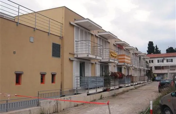 Piranska občina ima 183 stanovanjskih enot (nad garažno hišo  Arze tri), ki so vse zasedene, ter listo 125 prosilcev (družin) za stanovanja 
