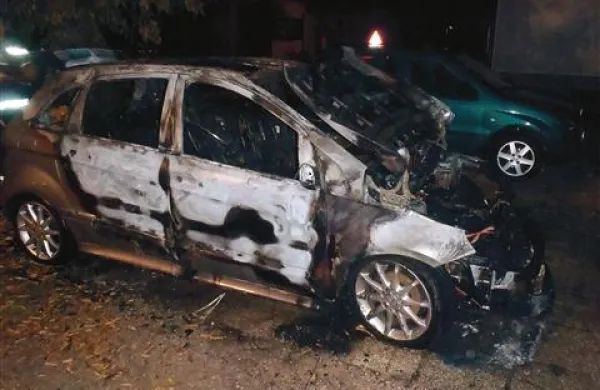 Koprski policisti še ugotavljalo, ali je  nekdo nalašč zažgal mercedesa