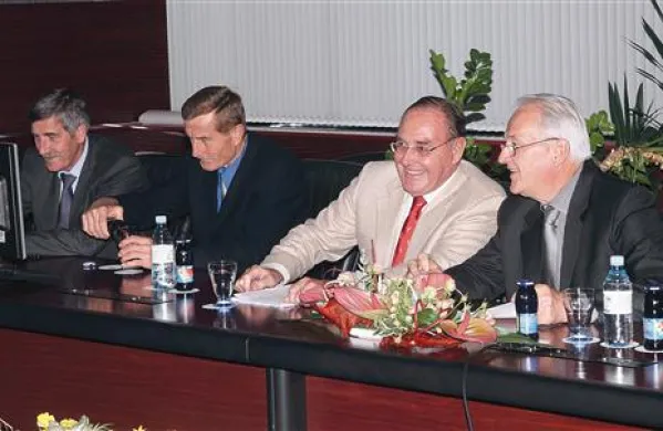 Peter Kraljič (v sredini)  med primorskim menedžerji, Vojkom Čokom (desno), Jordanom Klabjanom in Zorkom Cerkvenikom