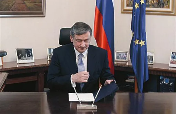 Predsednik republike Danilo Türk je z redom za zasluge odlikoval zdravnika Franca Hebra in Nada Vodopijo ter psihoterapevta Boruta Simona Pogačnika