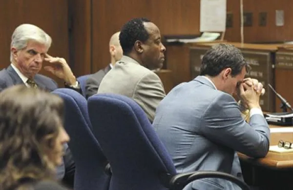 Conrad Murray (v sredini) z odvetniki  