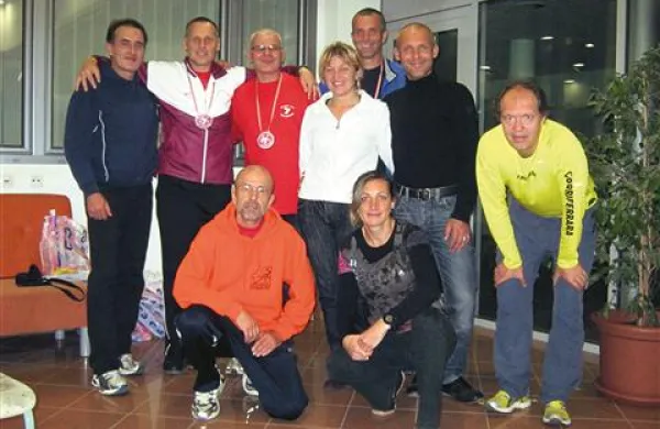 Primorci z organizatorjem: z leve Željko Brljak, Roman Koprivc, Rajko Koražija, Olga Kantužer Deželak, Andrej Kodelja, Srečko Deželak, Igor  Stegel, čepita Venčeslav Japelj in Nataša Aničić Zavašnik