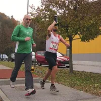 Zmagovalec s spremljevalcem, ki je napitke priskrbel tudi tekmecem