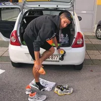 Uroš Sobočan si je pred tekmo namazal podplate. Med tekom  proti srebru si je korajžo dajal tudi s kričanjem pesmi, katerih besedila so bila razumljiva samo njemu ...