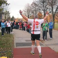 Rajko Koražija, štajerski ultramaratonski guru, je pretekel 45 kilometrov, na cilju pa so ga, tako kot vse druge, pozdravili s španskim valom (“ola”)