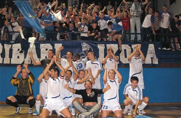  Izolska članska ekipa  (na fotografiji po eni od tekem z Bronxom v domači dvorani) je znala skupaj z Ribari bučno proslaviti zmage. Kapetan Marko Janjič nosi številko 3. 