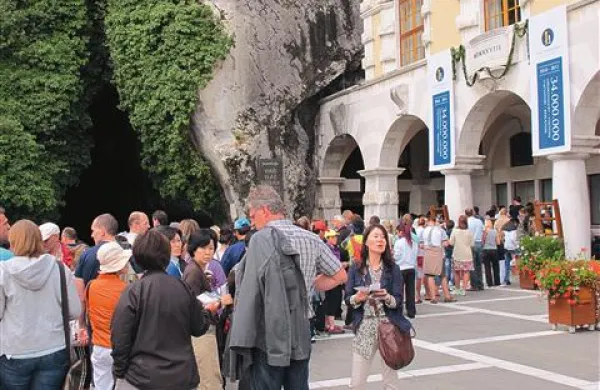 Postojnsko jamo je letos obiskalo za tretjino več gostov z Daljnega vzhoda 