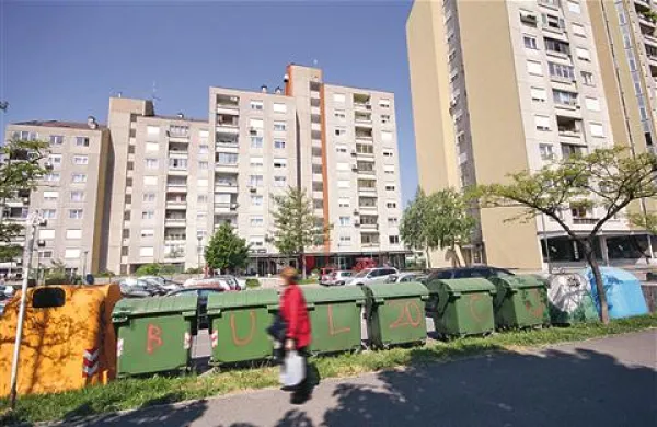 Truplo novorojenčka so policisti maja letos našli v smeteh, v Ulici Gradnikove brigade