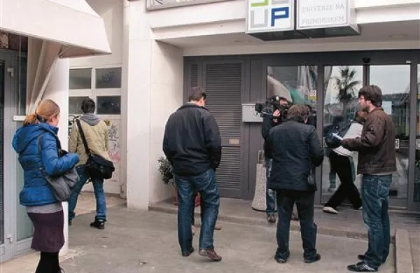Študentska organizacija Univerze na Primorskem je zaradi domnevnih nepravilnosti, povezanih z izbiro novega direktorja, že od začetka leta v središču pozornosti