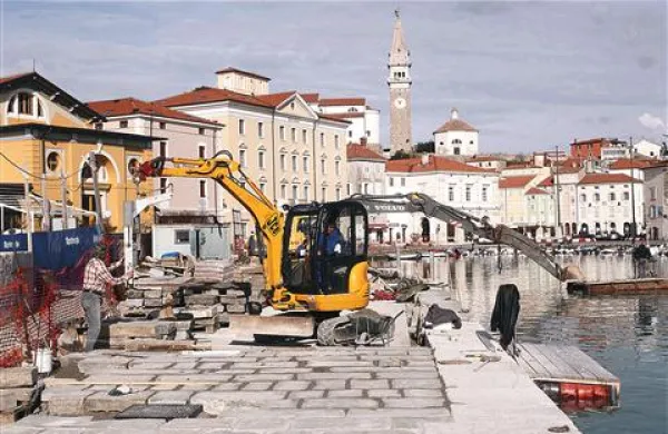 V mandraču nadaljujejo tlakovanje  od velikega pomola proti palači Trevisini