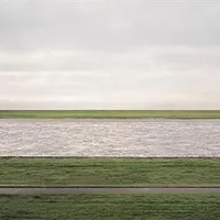 Najdražja fotografija na svetu z naslovom Rhein II, fotografa Andreasa Gurskyija je vredna 4,3 milijona dolarjev