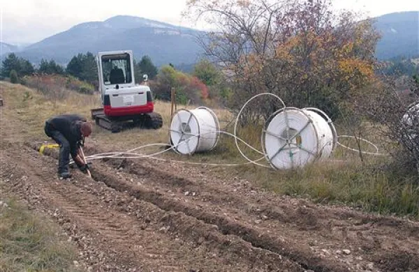 Gradnja trase in polaganje optičnega kabla na zahtevnem kraškem terenu pri vasi Šembije, kjer izvajalci izkopljejo na dan od 200 do 250  metrov kanala, globokega do 80 centimetrov