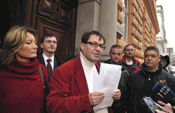  Različne zunajparlamentarne stranke so pred Ustavnim sodiščem predstavile argumente, ki kažejo na nedemokratičnost predčasnih volitev
