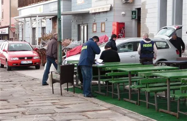 Kriminalisti z osumljenim  (pri prtljažniku avtomobila) po eni od hišnih preiskav v Piranu