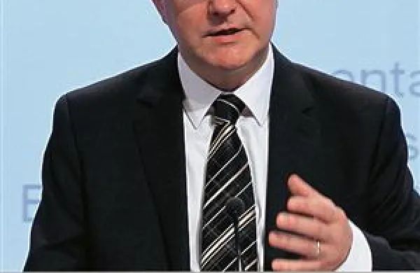 Evropski komisar za denarne in gospodarske zadeve Olli Rehn je države opozoril, da morajo storiti več za ureditev svojih financ 