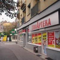 Lekarna v Varšavi oblepljena z živobarvnimi reklamami