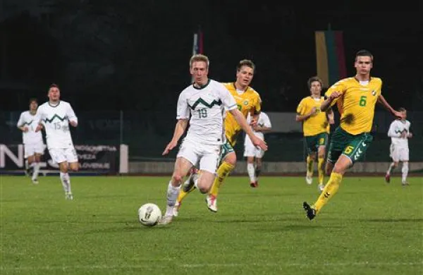 Robert Berić (19) je Litovcem povzročal hude težave, zabil je prvi gol za Slovenijo