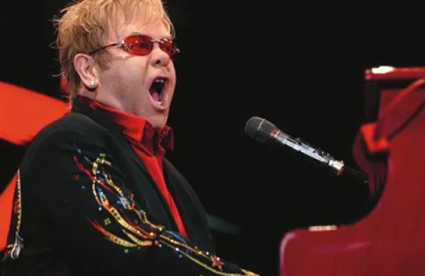 V Areni Stožice bo ob 21. uri nastopil britanski pevec Elton John