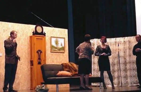 Prvi gledališki festival Smeh ni greh je odprla komedija Niti tat ne more pošteno krasti, ki so jo odigrali gledališčniki KD Studenec