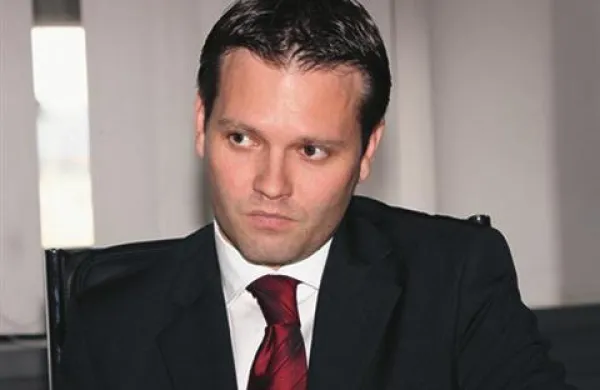 Nova uprava pod vodstvom Gregorja Veselka (na fotografiji) je ugotovila, da nedokončanega poslovnega objekta v Sežani, namenjenega igralniški dejavnosti, ni mogoče uporabiti ali predelati za logistično dejavnost