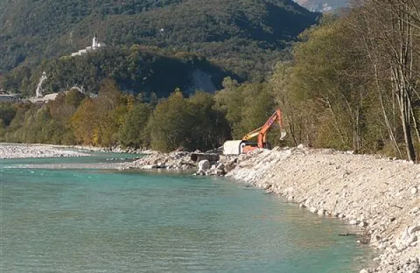 Bregovi Soče so  tako strmi, da dostop ponekod skoraj ni mogoč,  nepazljivi sprehajalci bi se lahko še zvalili v vodo